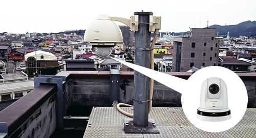 写真:放送ハウジングに格納し、新宮支局屋上に設置された4KインテグレーテッドカメラAW-UE70W