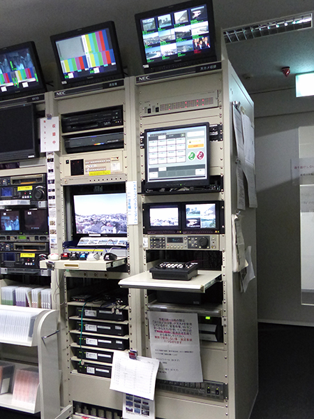 写真:NVセンターのラックに収納されたAW-RP50