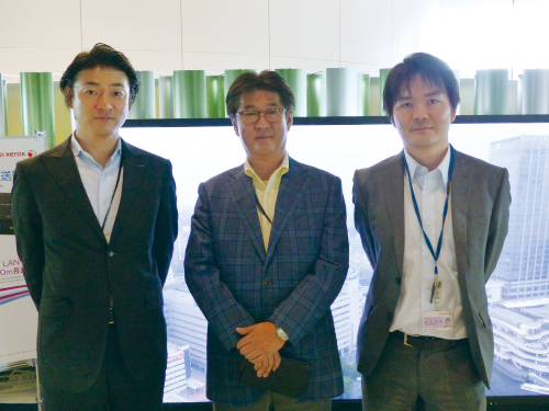 写真:富士ゼロックス株式会社 4K HDMI・IP光伝送器 市場開発プロジェクト シニアマネージャー 井門 勝則 様(写真:中央)/チーム長 髙梨 紀 様(写真:左)/萩原 哲也 様(写真:右)