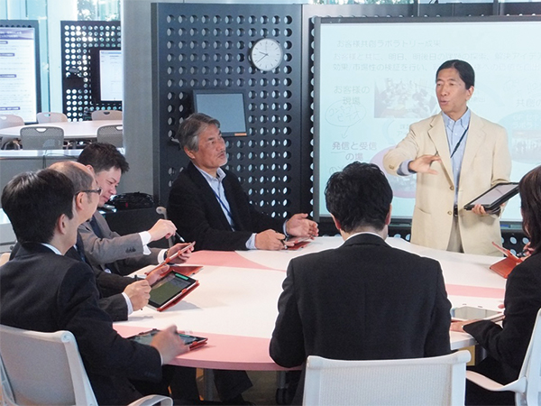 写真:お客様共創ラボラトリーの対話の様子
