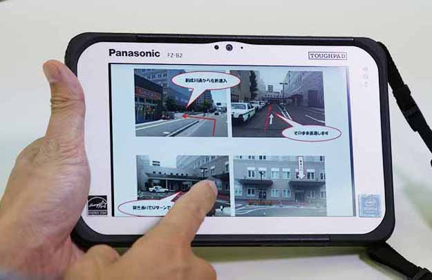 写真:(導入後)これまではプリントアウトしてファイルなどに整理していた各種資料がFZ-B2でいつでも最新を閲覧できるように。