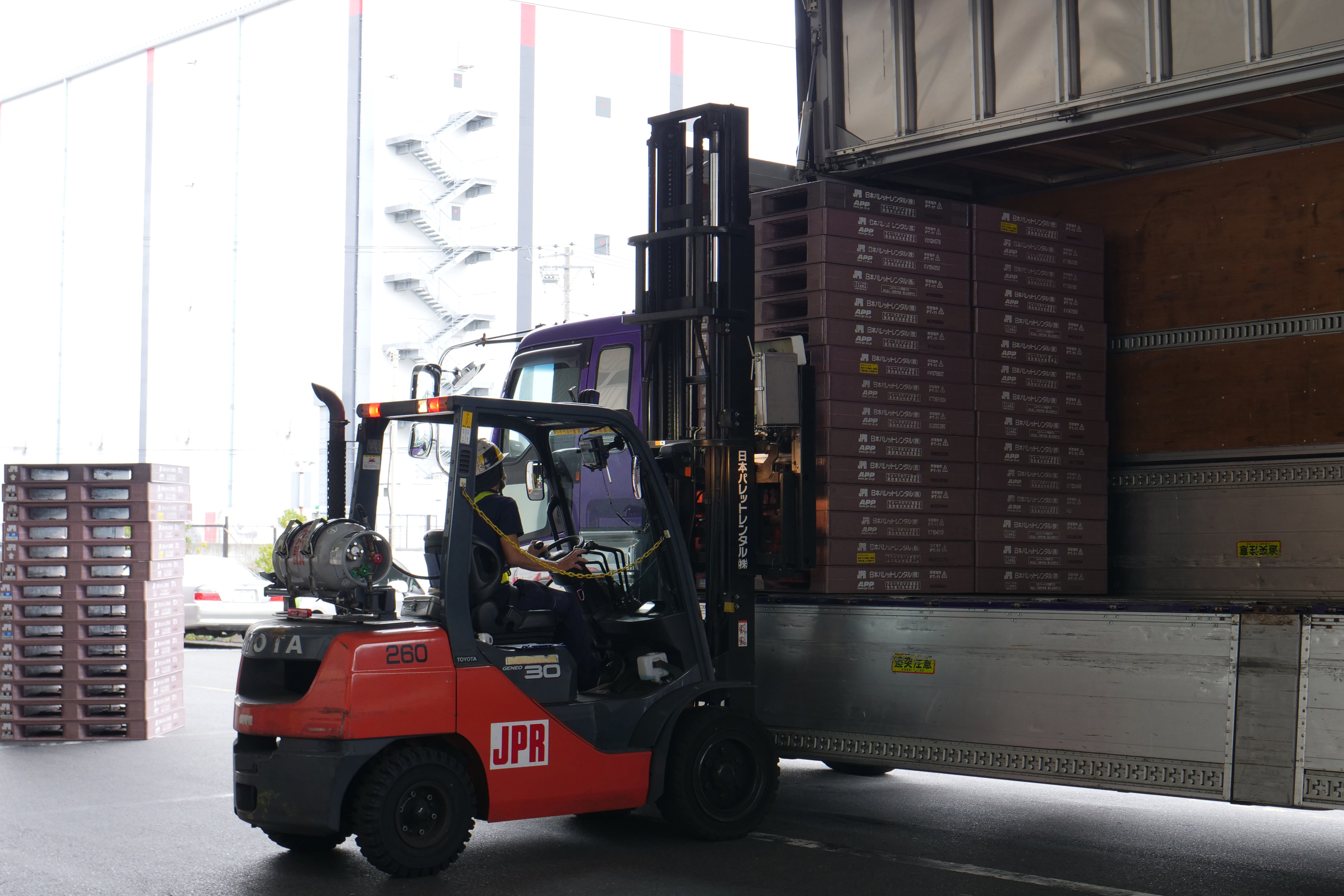 フォークリフトのツメにRFタグ付きパレットを載せると、センサーがONとなり、RFタグ情報の読み取りが開始。14～15秒で、RFタグ付きパレットの個体情報がFZ-M1経由でサーバーへ送信される。