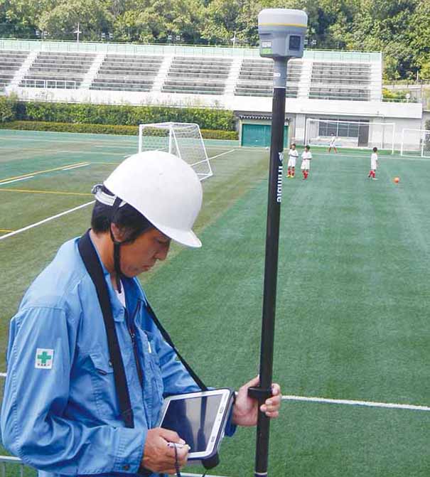 写真:サーボトータルステーションやGNSSと連動して、現況測量などで活躍。測点を割り出す際も、タッチペンで 画面をタップするだけで位置を取得。