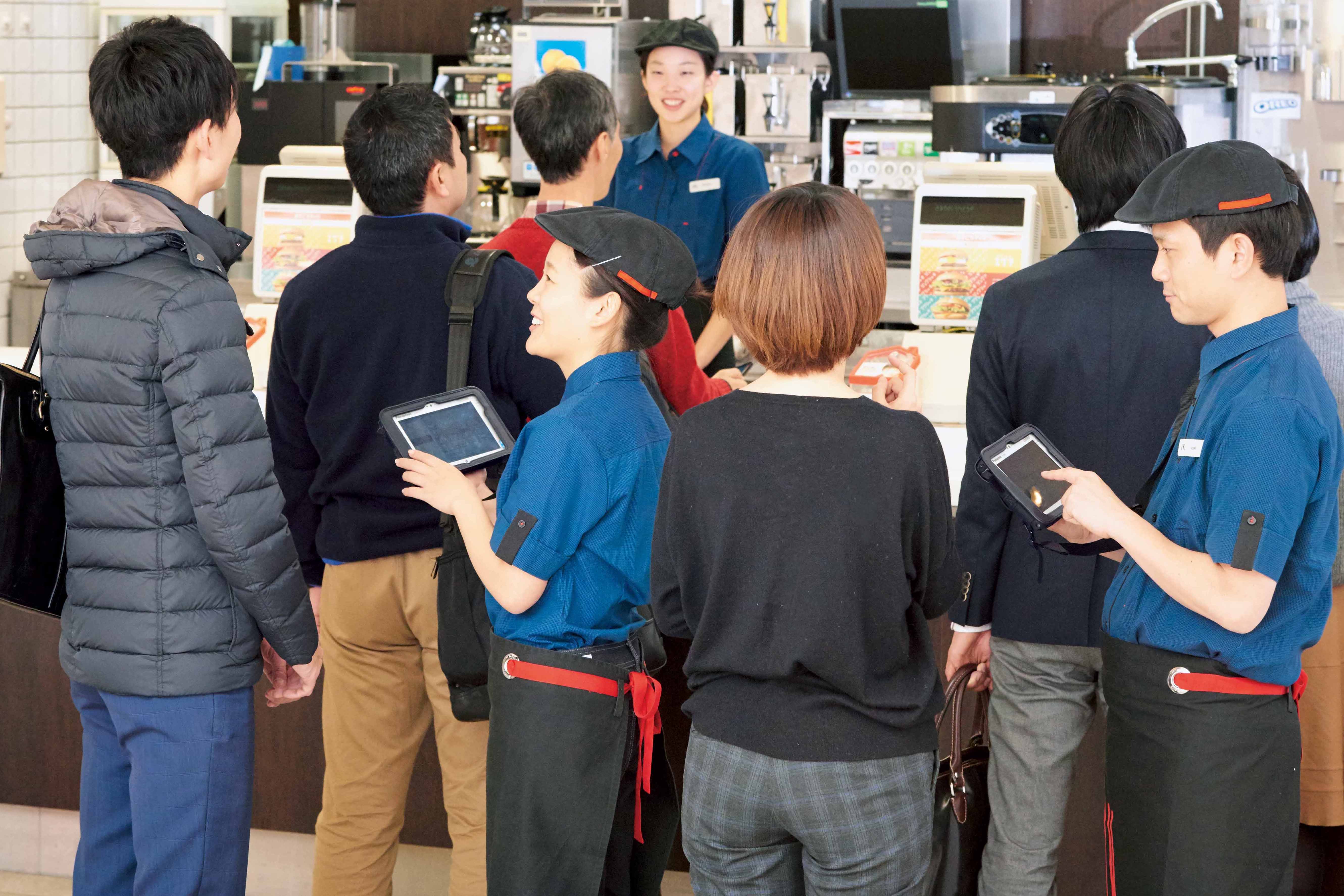 写真:店内でのオーダー待ちにTOUGHPAD FZ-M1が活躍し、オーダー時間を短縮。