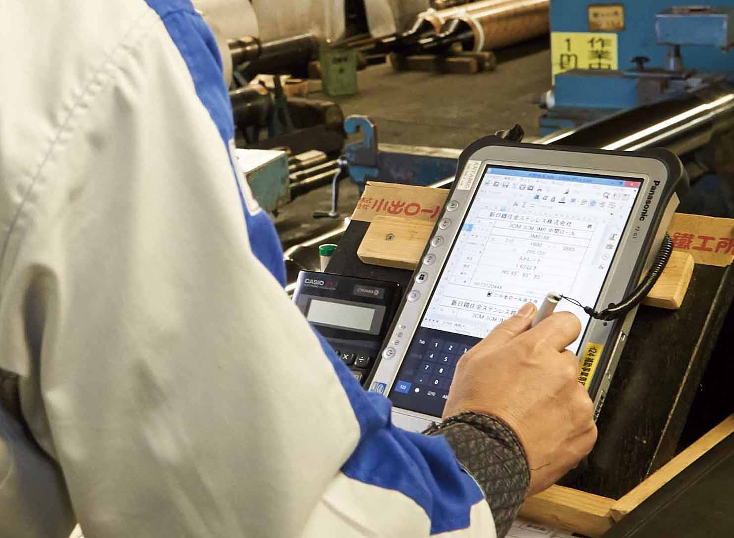 写真:TOUGH PADを機械の操作台に1台ごと設置し、検査結果を即座ににタッチペンで入力。正確な入力とプリンターとの連携で検査成績表発行業務を効率化。