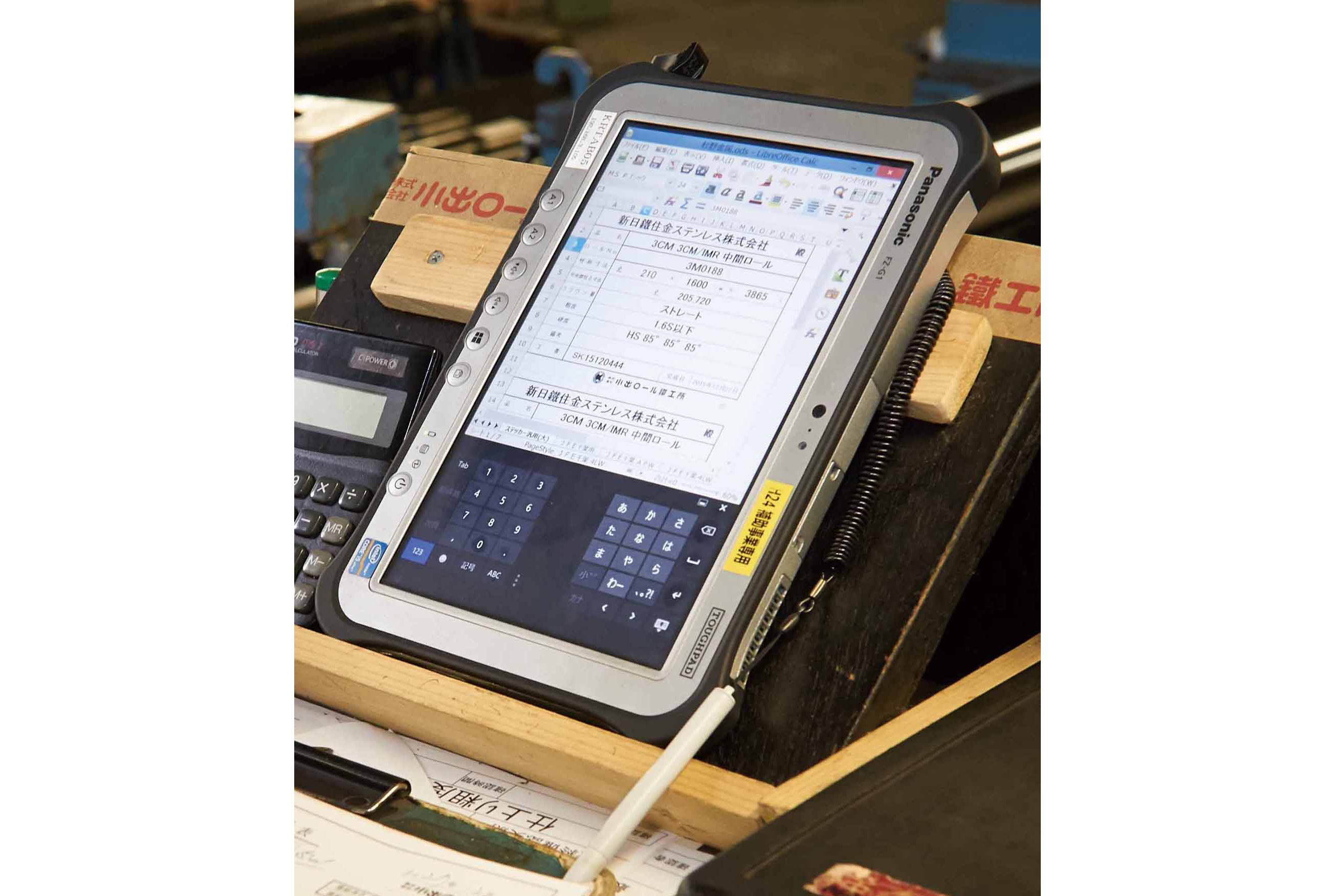 写真:TOUGH PADを機械の操作台に1台ごと設置