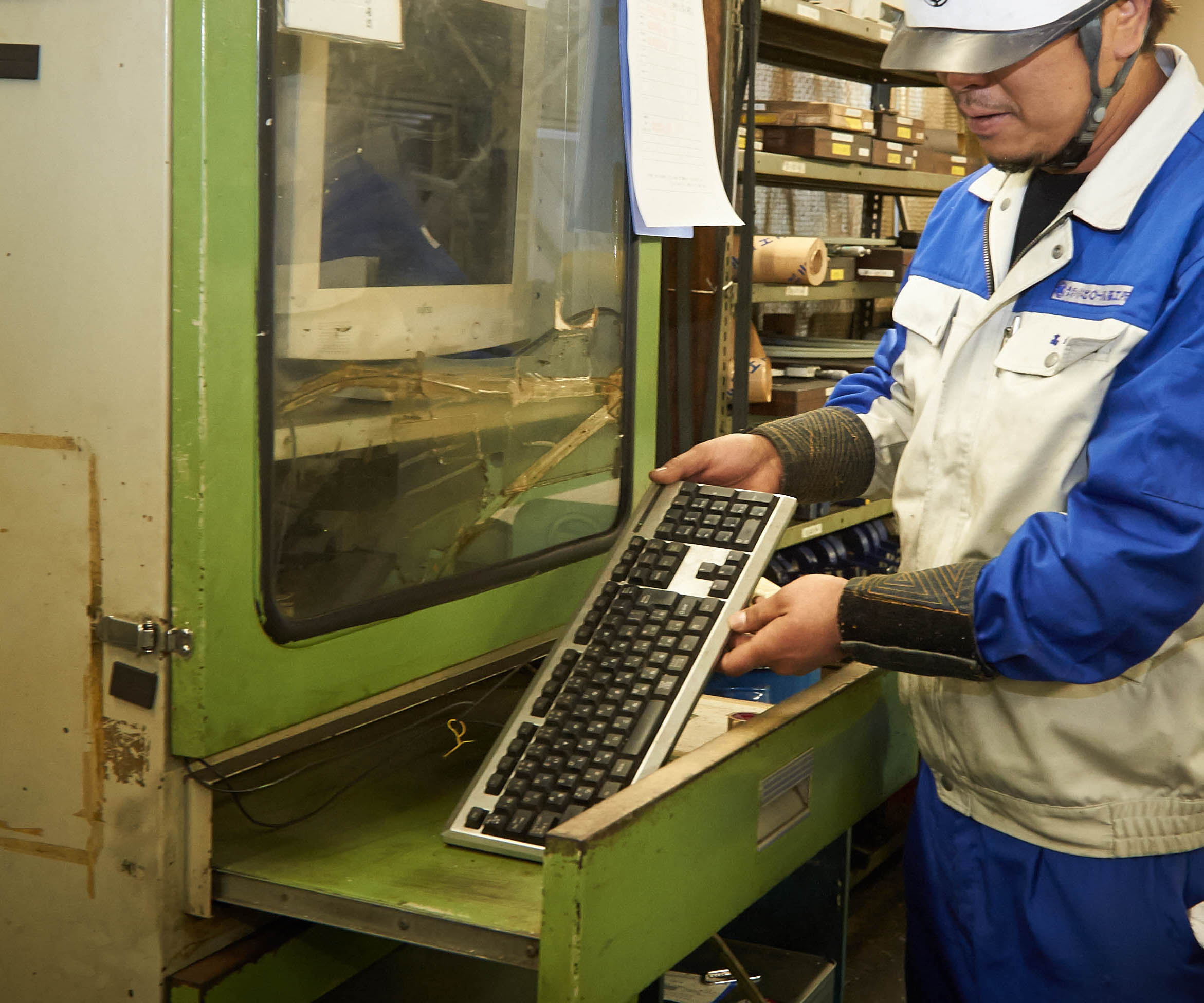 写真:専用のフードでカバーされたデスクトップPC。