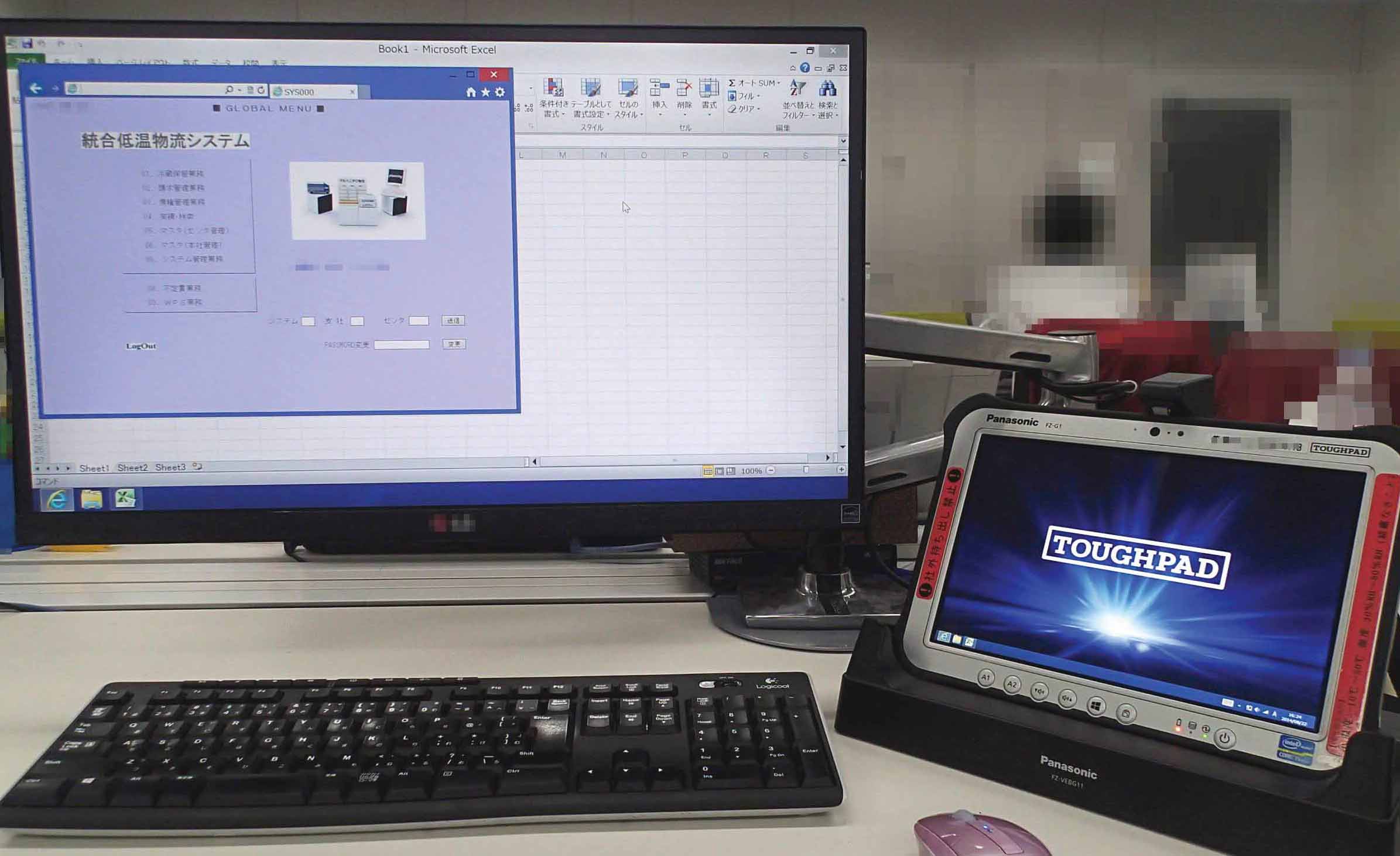 写真:オフィスではクレードルに挿してデスクトップPCとしても活用できます。