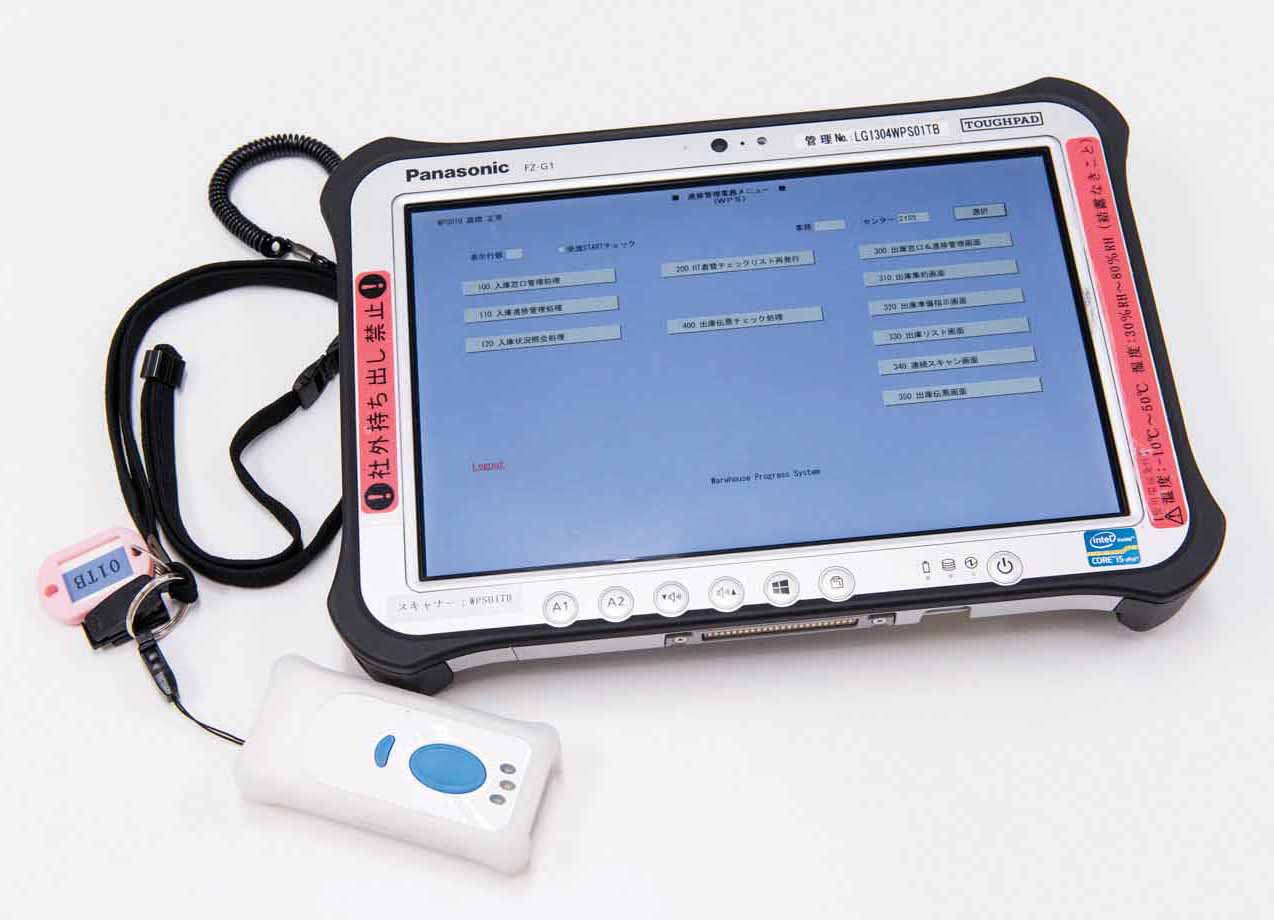 写真:現場で使用されているTOUGHPAD G1(パナソニック製)とバーコードリーダー(アイメックス製)