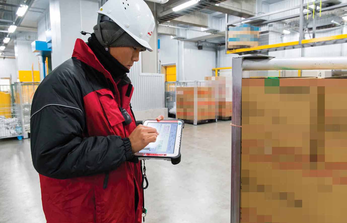 写真:タブレットに表示された伝票情報で入庫検数を確認。伝票を仕分ける必要がないので、作業が軽減し、処理も迅速に行えます。