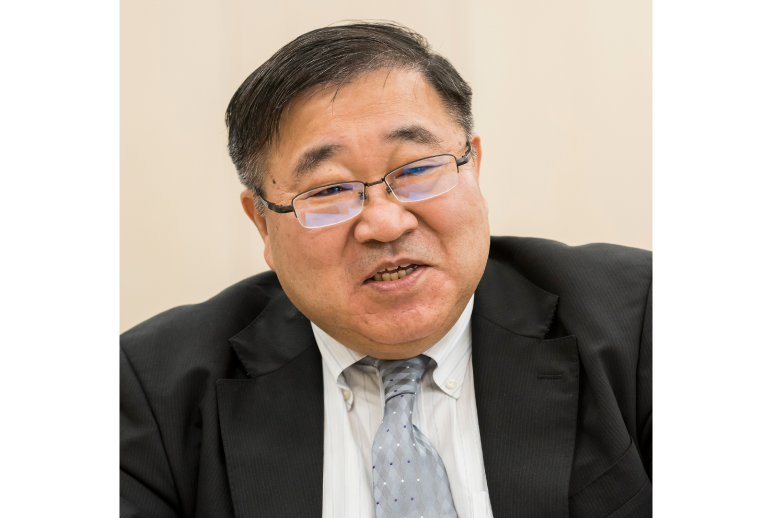 写真:知識工学部 経営システム工学科 主任教授 横山真一郎 様 学生に本物のものづくりの現場を体験してもらうため、パナソニックの神戸工場を見学するプログラム「PCカレッジ」を実現しました。