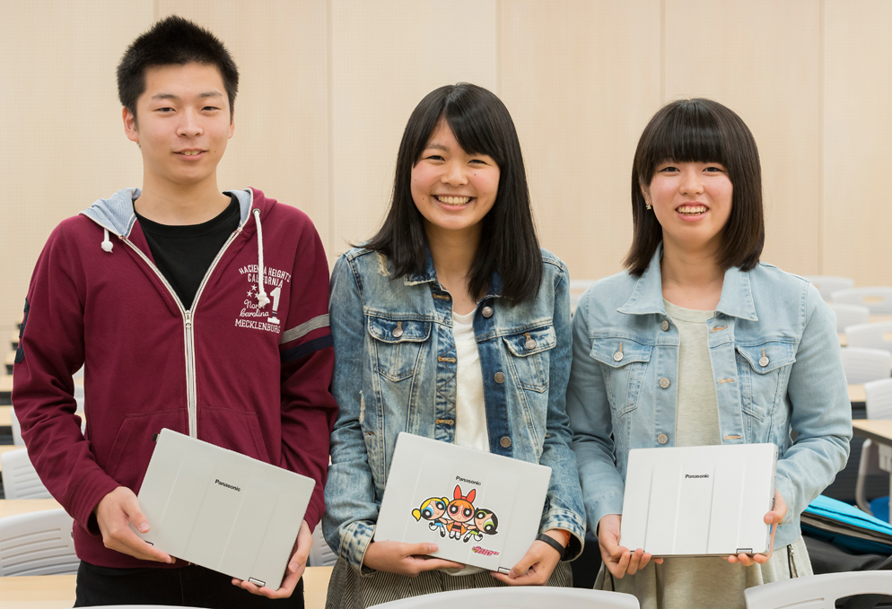 写真:2015年度の新1年生。自分で組み立てたレッツノートは、授業だけでなく部活動などの大学生活全般で活躍しています。