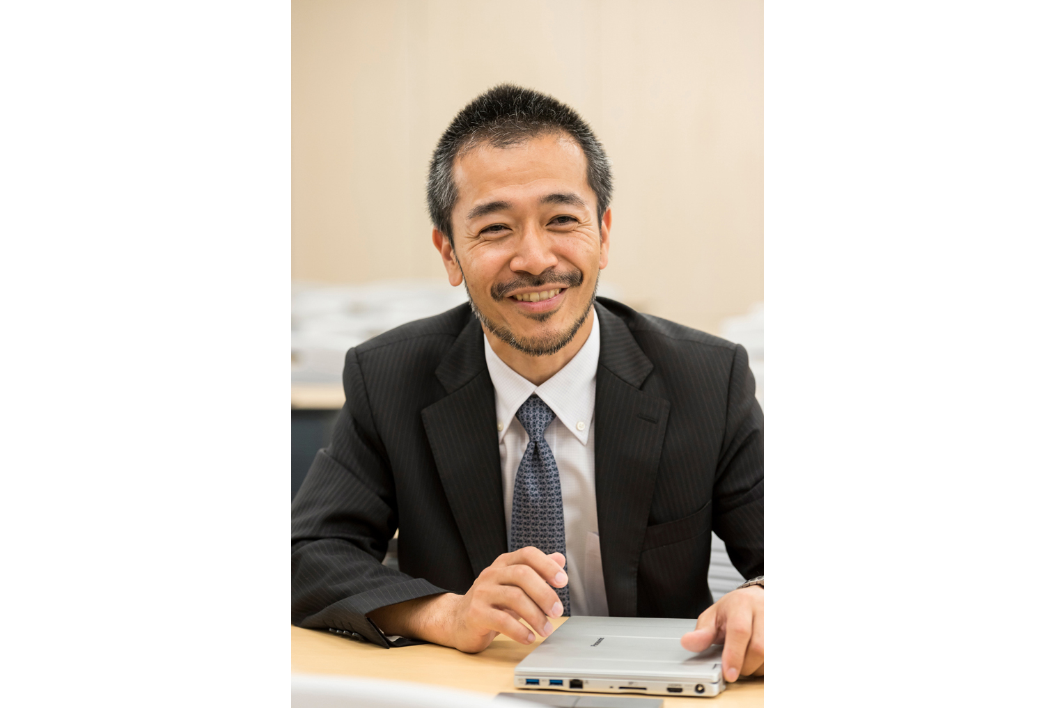 写真:知識工学部 経営システム工学科 情報システム室 薩川宣昭 様 当学科には歴代のレッツノートが揃っています。レッツノートの進化の過程もほぼ把握していますよ。
