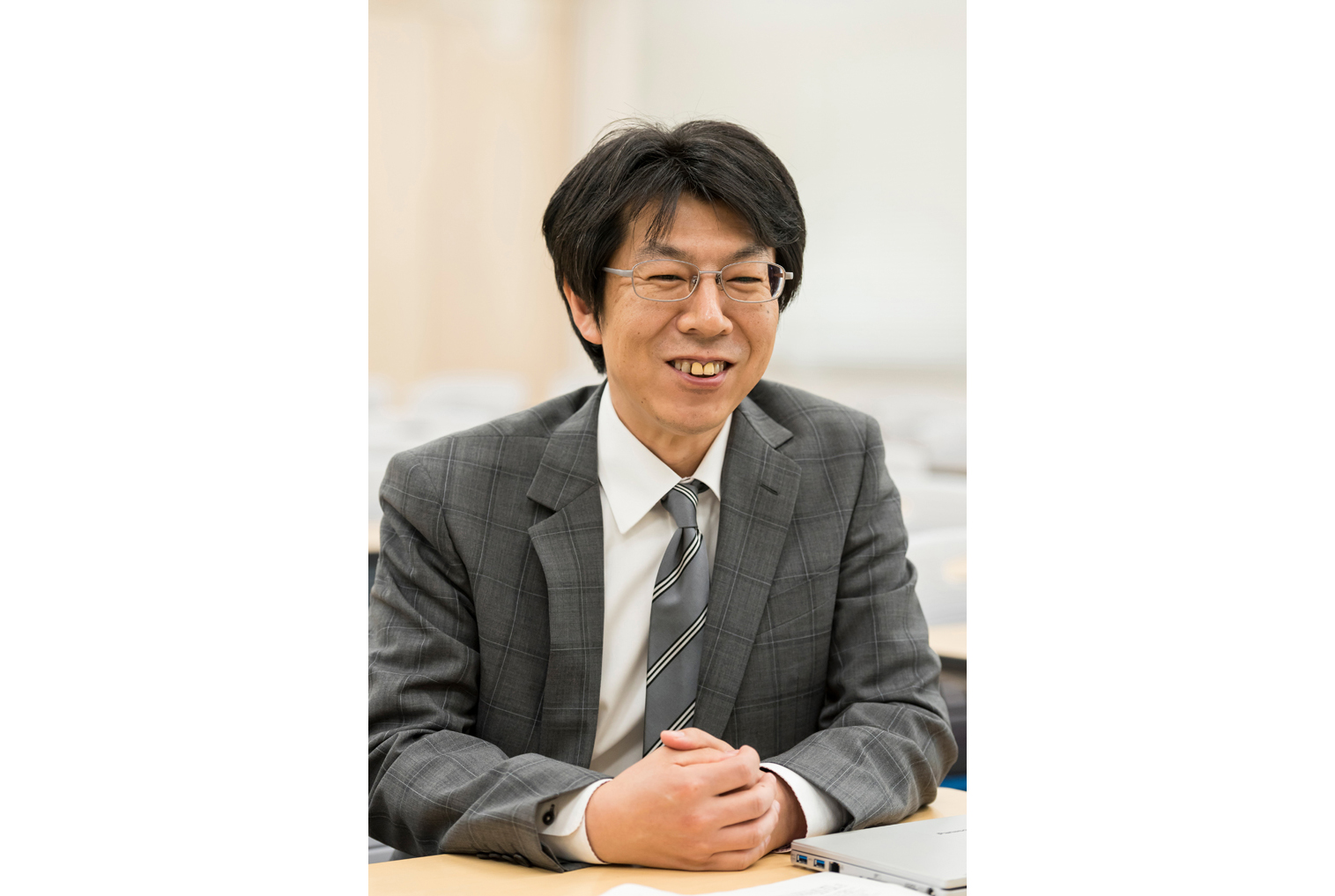 写真:知識工学部 経営システム工学科 准教授 岡田公治 様 当学科に新任したばかりで、はじめてレッツノートを購入しました。最初の印象は「速い、軽い」でした。