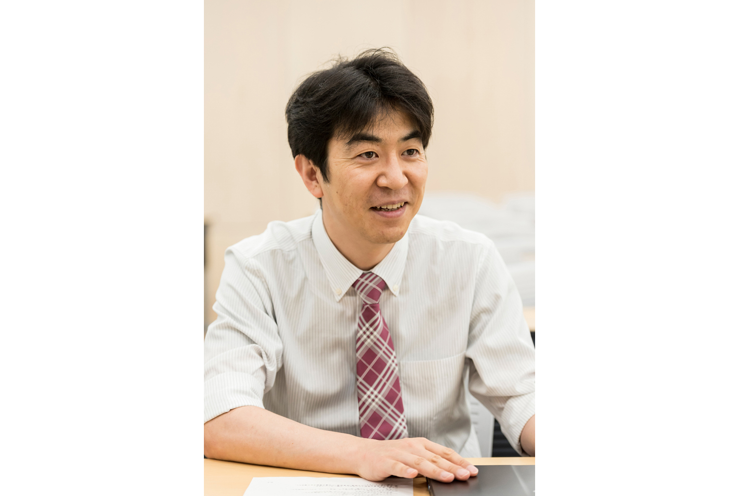 写真:知識工学部 経営システム工学科 講師 岡誠 様 授業では、教員がさまざまな工夫をします。レッツノートにはよけいなソフトが入っていないので使いやすいですね。