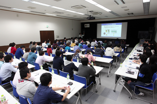 写真:パナソニックの神戸工場で開催される大学生向けイベント「PCカレッジ」講義の様子