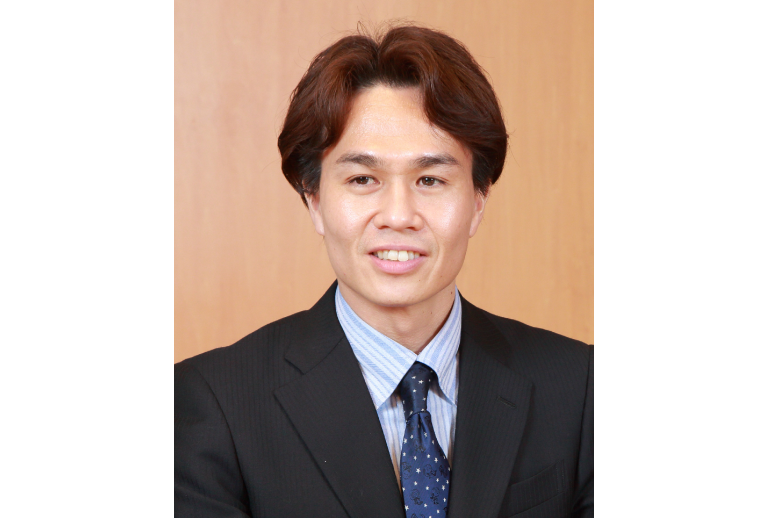 写真：ICT教育部長 六車陽一様 「Let's note LX3は画面が大きくて明るく、タッチパネルやキーボードも使いやすくて大満足です」