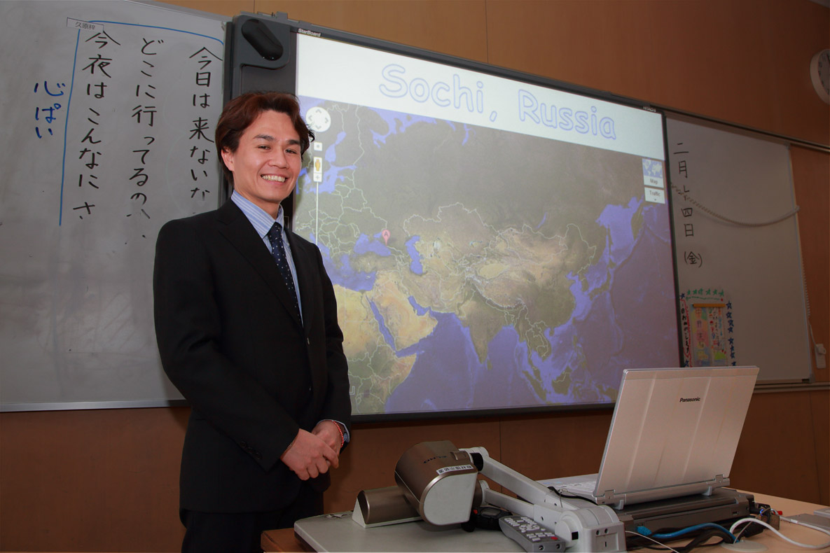 写真：教室ではオリジナル教材の世界地図を、Let's note LX3でスクリーンへ投映。データはネットワーク上で共有されており、いつでも呼び出せます