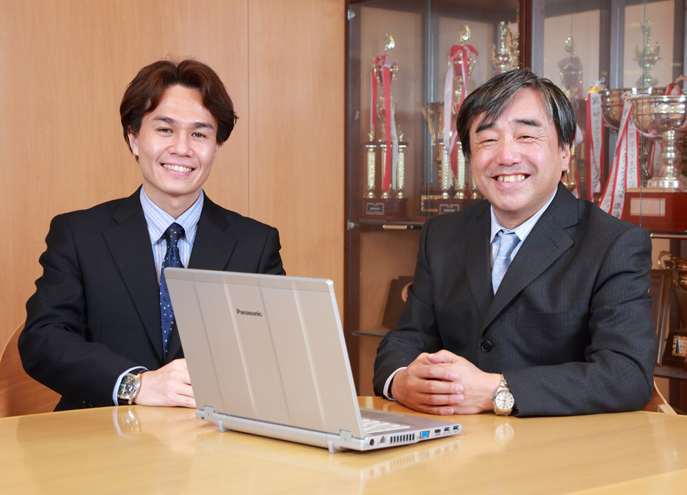 写真：校内どこへでも気軽に持ち運び、教員同士、大画面を見ながらコミュニケーションを図れるようになりました