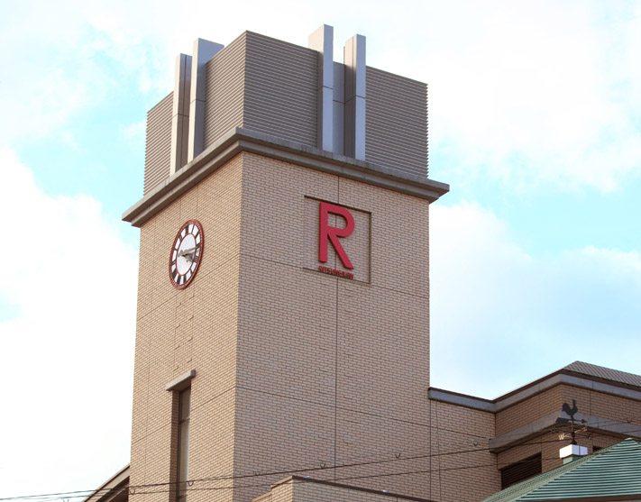 写真：開校当初より教育のデジタル化を重視してこられ、情報教育のフロントランナーを自負される立命館小学校様外観