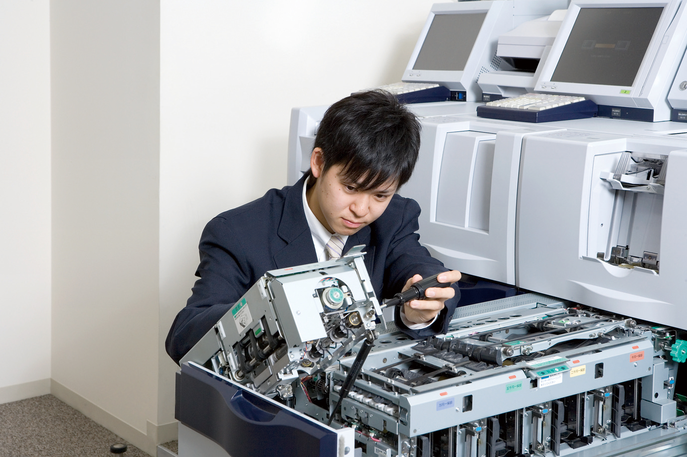 写真：キーボードが扱いにくい現場にも対応するため、タッチ操作も可能な、ハイブリッドモバイルPCが活躍。