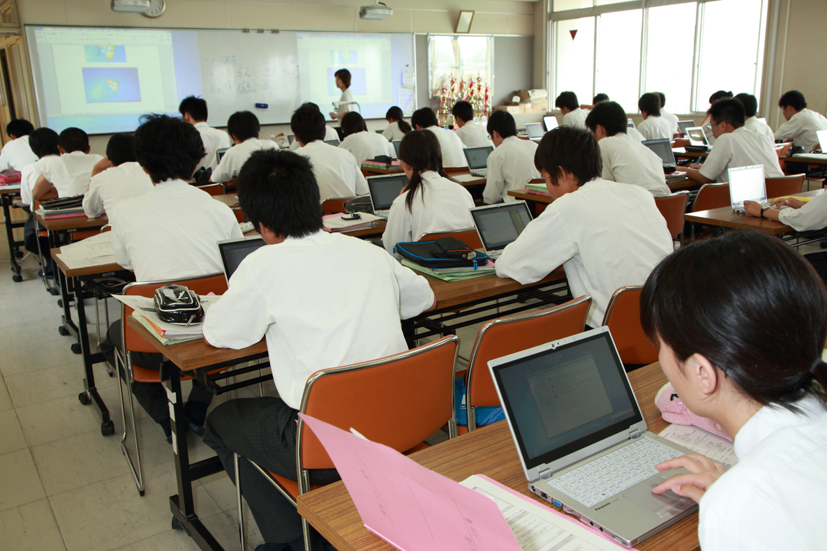 写真:情報科学科の学生がハイブリッドモバイルCF-AX2を各種資格取得に向けたeラーニングや、プログラミング実習、さらに大学等進路情報の検索にと、幅広くご活用