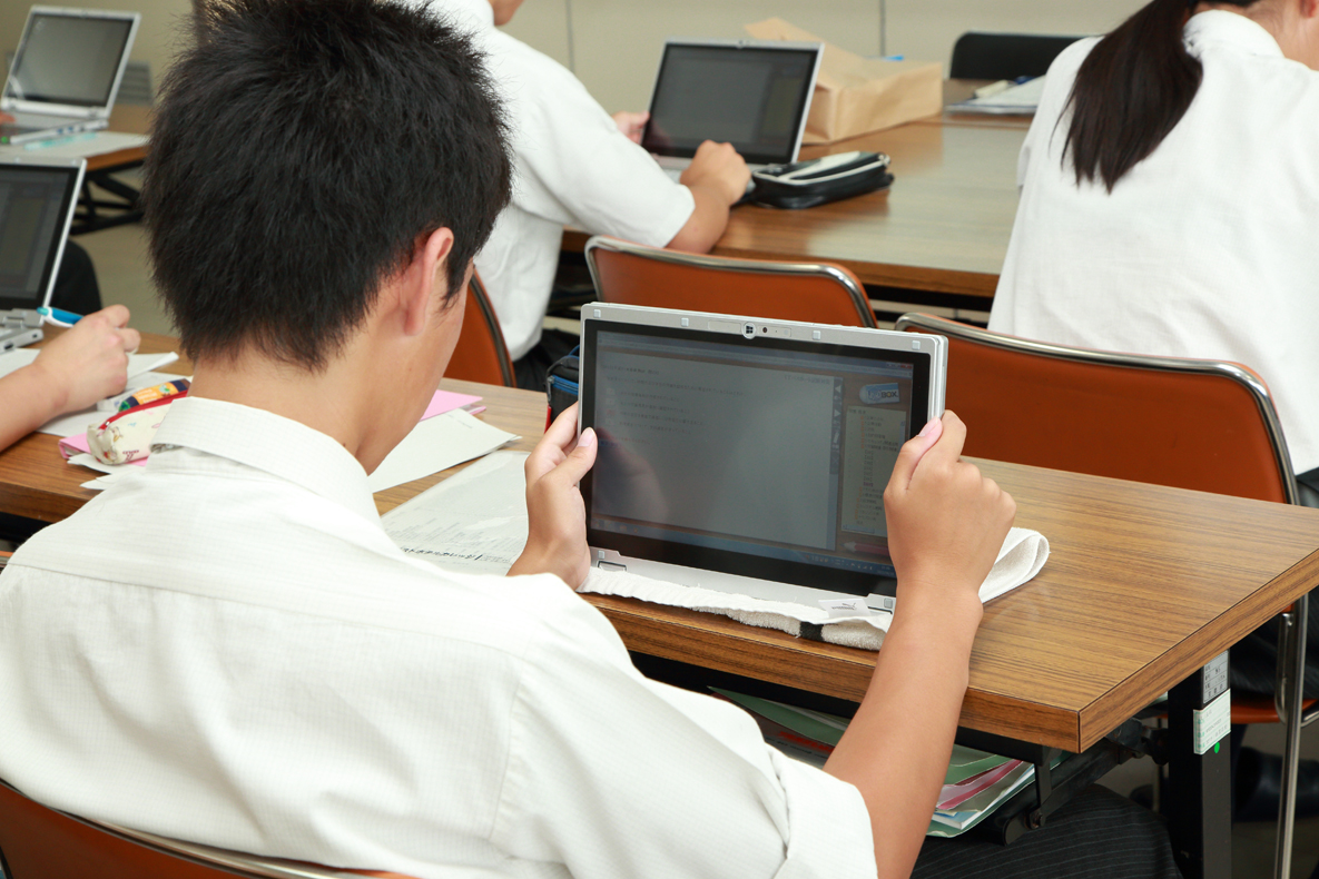 写真:ディスプレイを回転させて、タブレットスタイルで使用している生徒も。