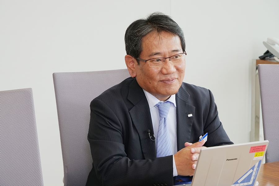 写真:情報システム本部 システム推進部 部長 鬼塚栄治 様