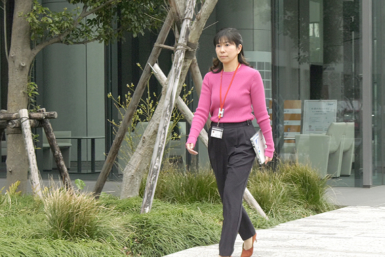 写真:また徒歩5分程度の所にある別の部署との打ち合わせの際には、CF-RZ6だけを持って移動するように。紙の資料を持たないため、手軽で身軽に。