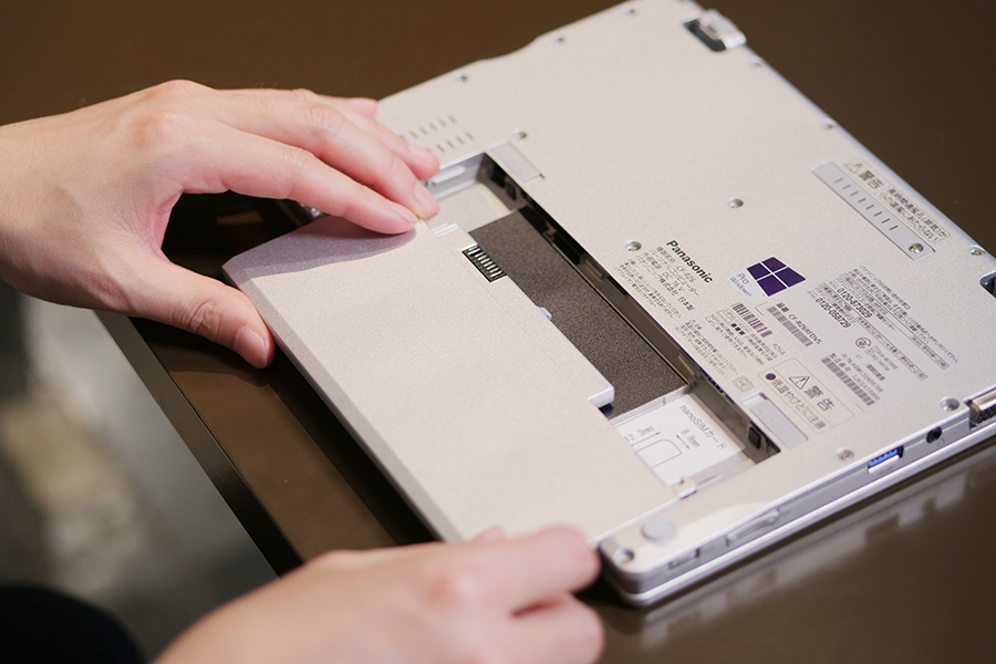 写真:ノートPCタイプでは珍しく、バッテリーが簡単に取り替えられる仕様。長期使用を見込み、バッテリーの持ちが悪くなってきた際には、使用者自身で取り替えることを想定。