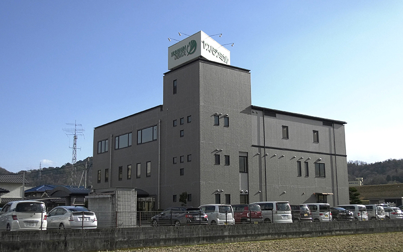 写真:ヤスハラケミカル株式会社 様外観 住所:〒726-0013 広島県府中市高木町1080番地