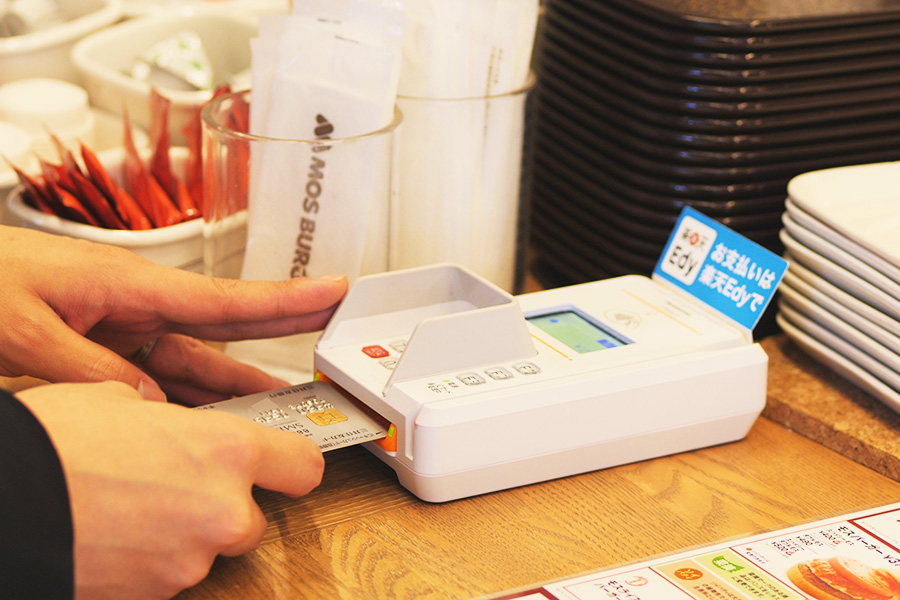 写真：JT-R600CRによるカード決済の様子。1