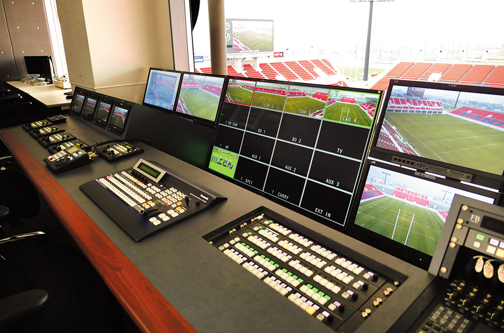 写真:マルチフォーマットライブスイッチャーAV-HS450Nと 16分割のマルチビューアーが映し出されたモニター