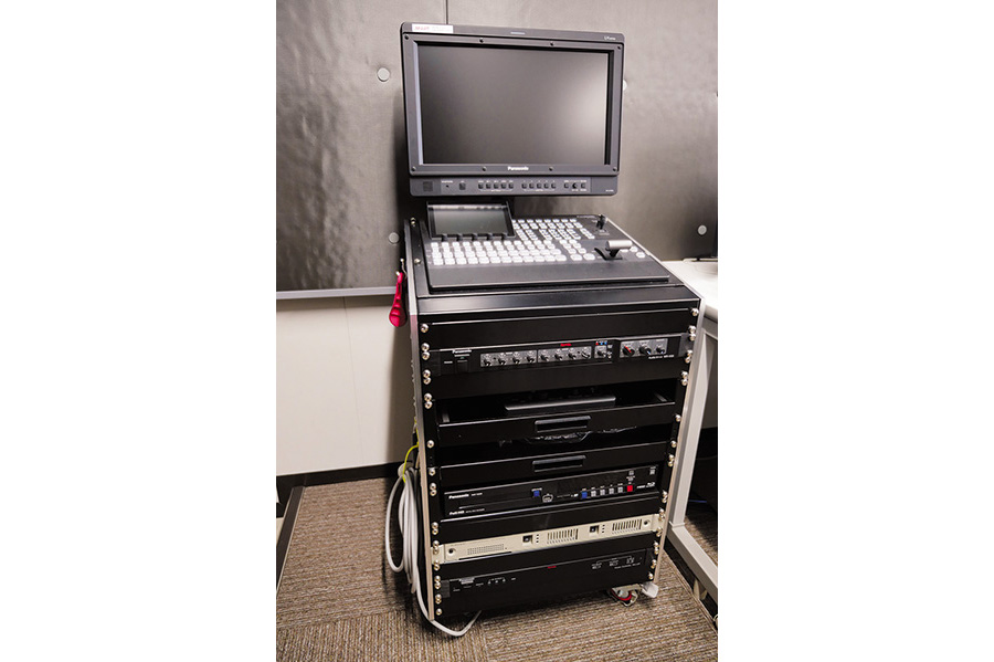 写真:移動卓のライブスイッチャーAV-HS410Nなど