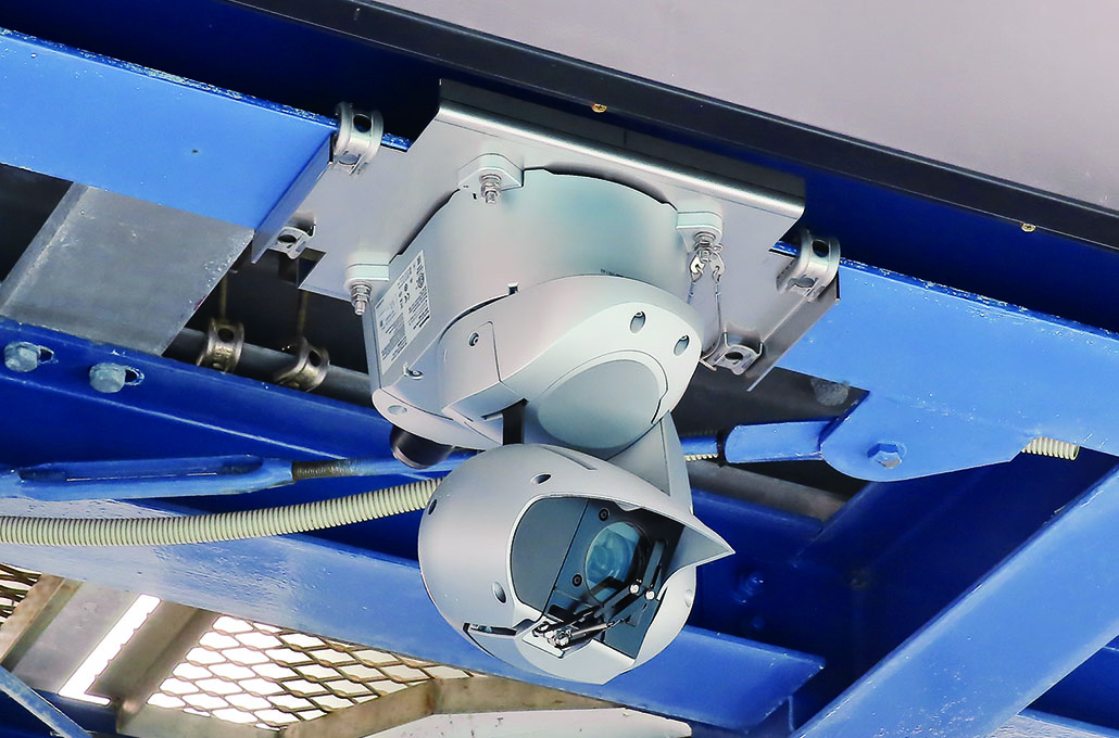 写真:ハウジング不要で設置可能なAW-HR140を大型映像表示装置の下に取り付け