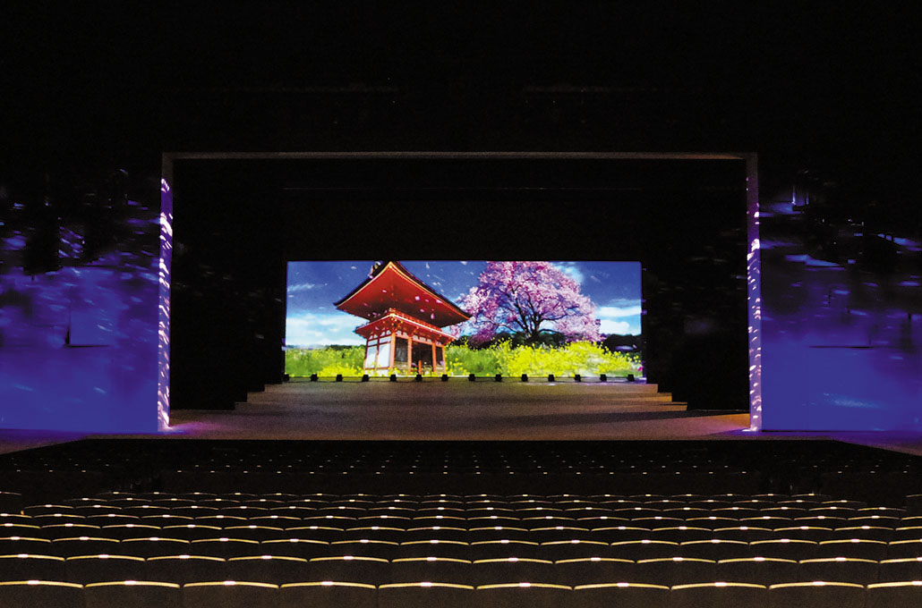 写真:TTホールでは3チップDLP®方式プロジェクターRZ21Kなど3台を使ってプロジェクションマッピング