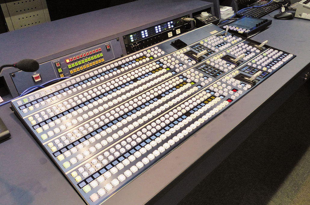 写真: 3MEで導入された12G-SDI対応ライブスイッチャーAV-HS8300シリーズ
