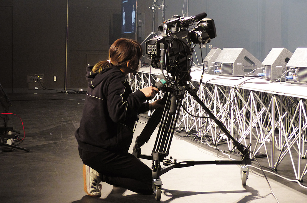 写真: 4KスタジオカメラAK-UC4000を使用して音楽ライブの様子を撮影