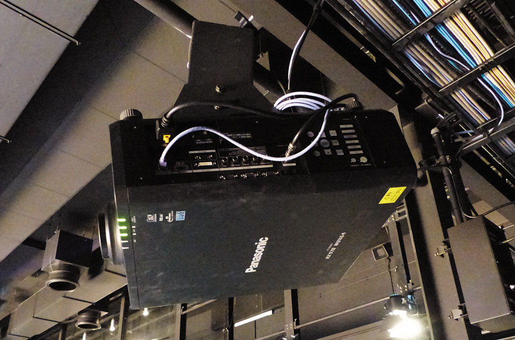 写真:ステージ前のホリゾントに投写するRZ970
