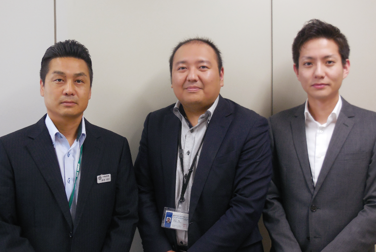 写真:左から 運輸計画部 計画係長 鈴木信行 様 システム開発部 課長代理 井上 悟 様 システム開発部 加藤 大樹 様