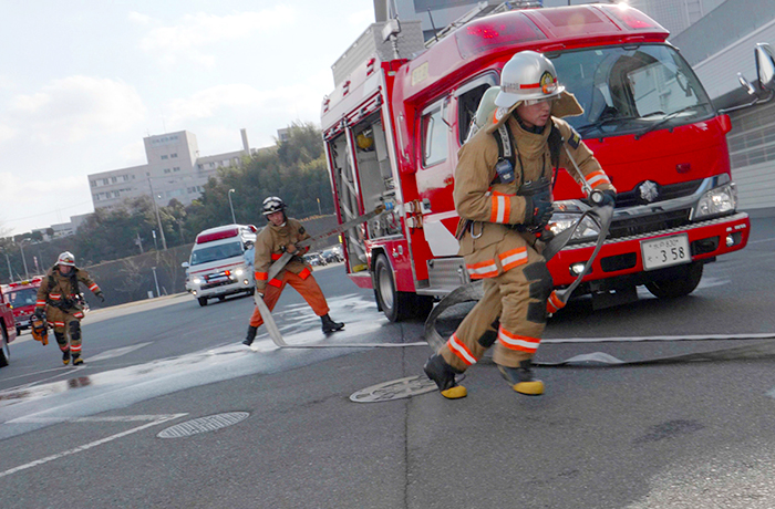 写真:火災現場を想定した訓練