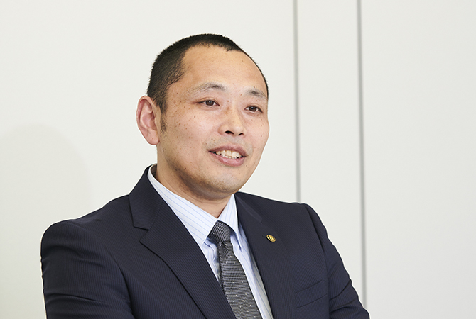 写真:情報システム部 企画管理グループ 副主査 柴﨑伴之 様