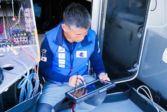 写真:船室外での作業は取り外して使えるデタッチャブル端末CF-33が重宝