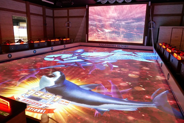 写真:納入された「ナガシマ釣りスピリッツ」は、3方向から同時に最大24人がアトラクションを楽しめます。