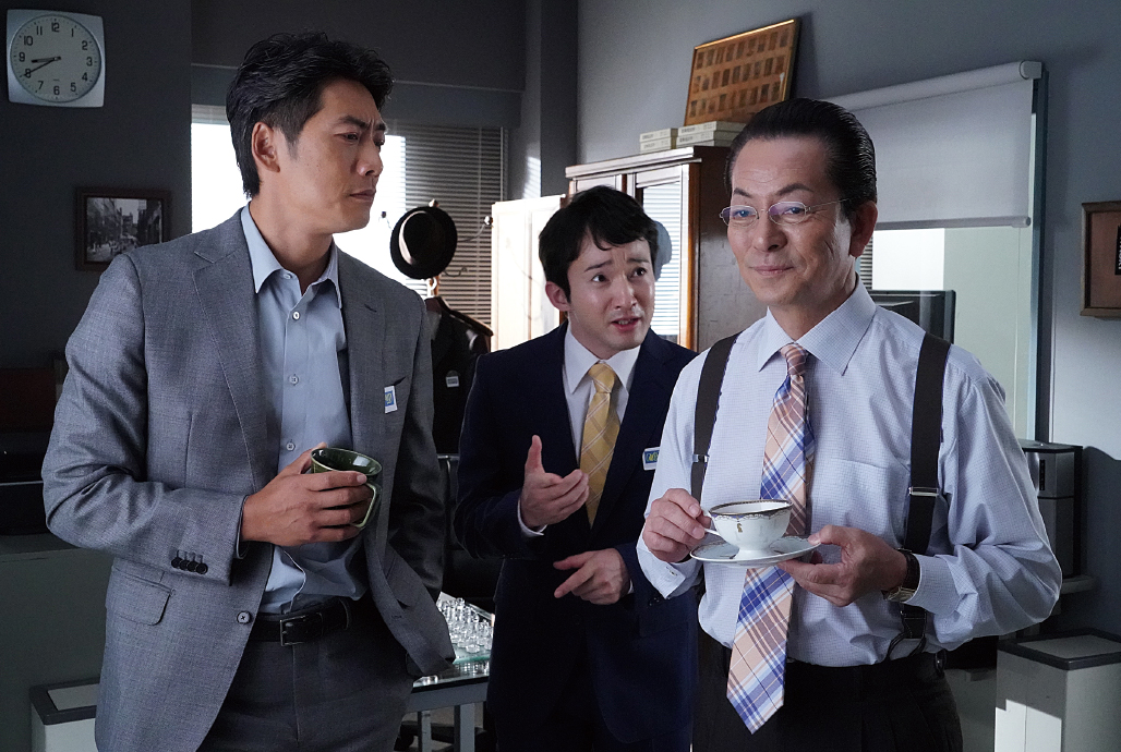 写真:「相棒season17」第一話のワンシーン。このような室内シーンでの撮影において、小さな窓からのブラインドごしの光を自然に活かした画づくりにEVA1のデュアルネイティブISOが活躍する。