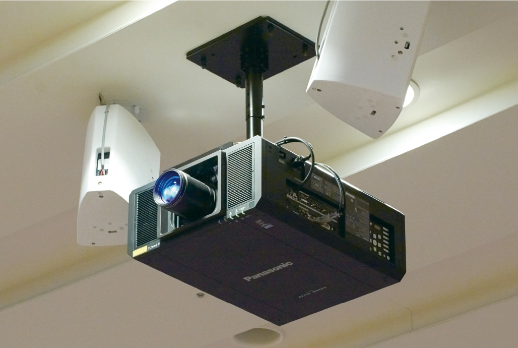 写真:ホール中央に増設されたPT-RZ21KJ