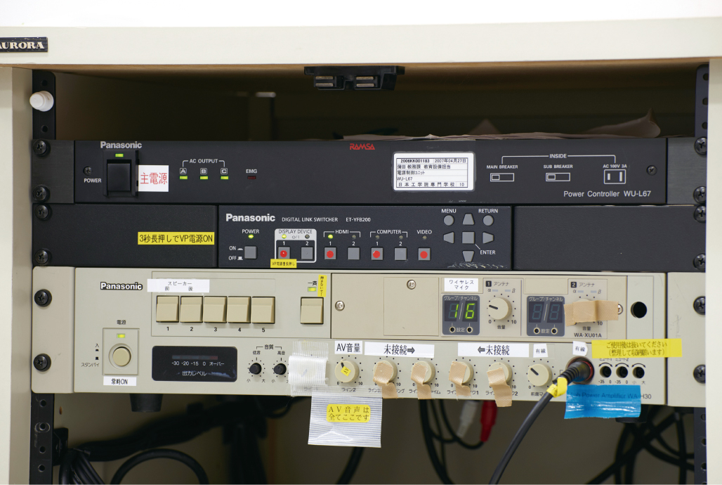 写真:ラックマウントされたET-YFB200