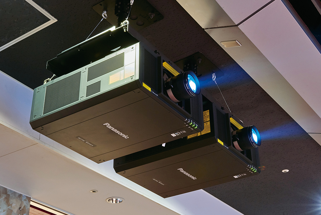 写真:2台設置されたPT-RZ21KJ