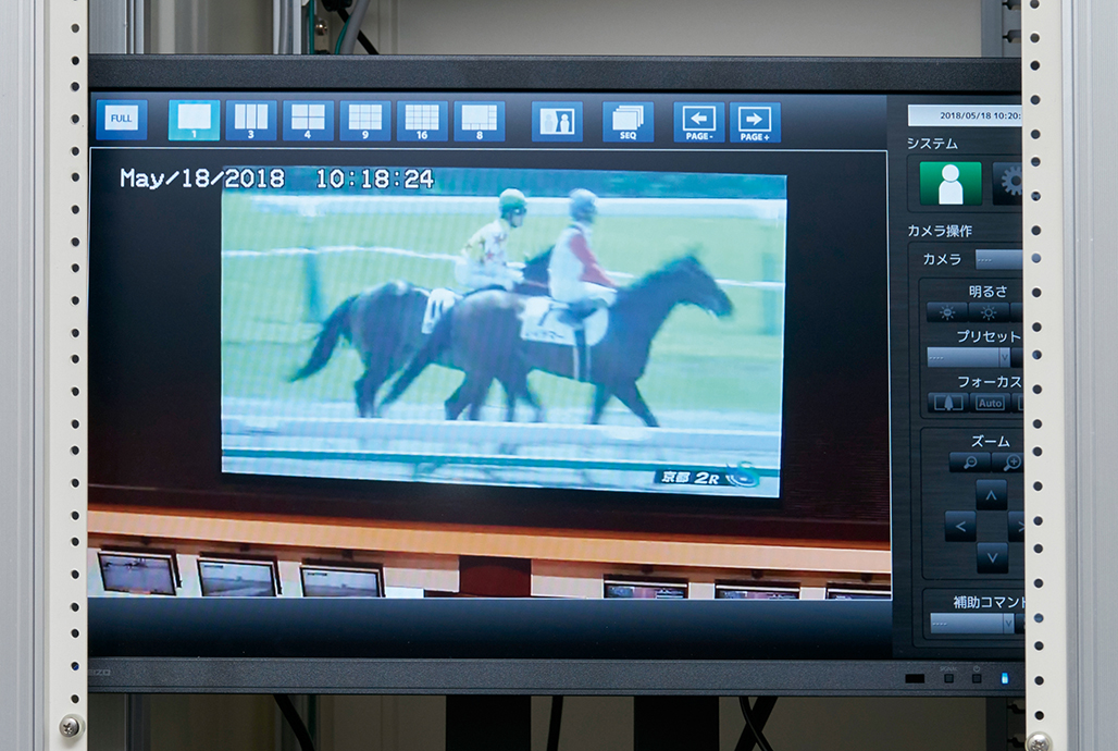 写真:8階の大型映像操作室