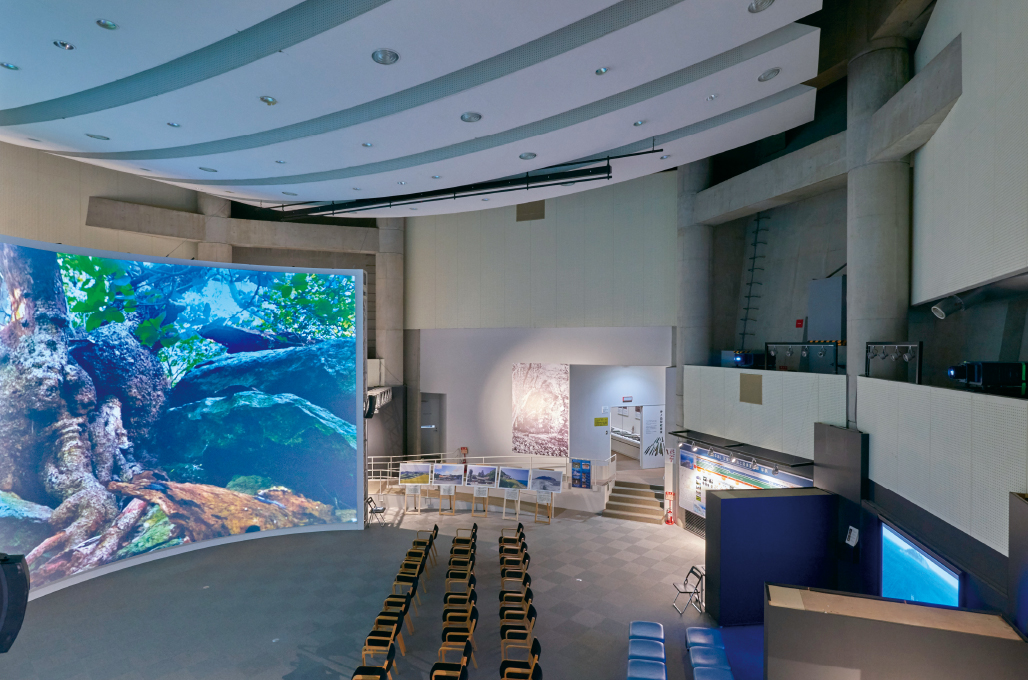 写真:常設展示室をリニューアルし大型スクリーンを設置。展示物の見学に影響が出ないよう、館内の明るさや映像の明るさを考慮されて設計された